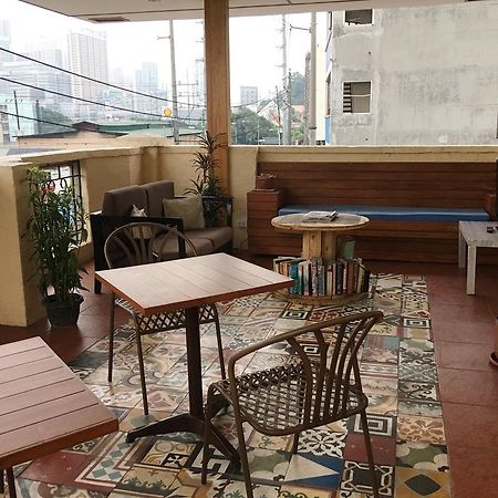 1 River Central Hostel Makati City Esterno foto
