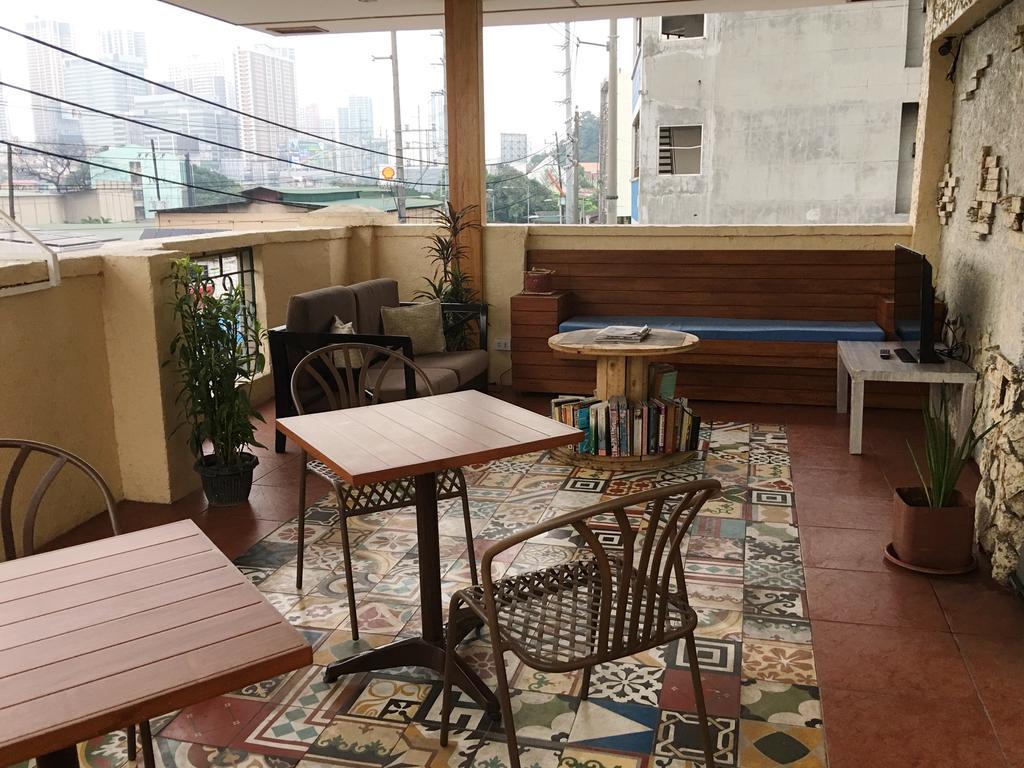 1 River Central Hostel Makati City Esterno foto