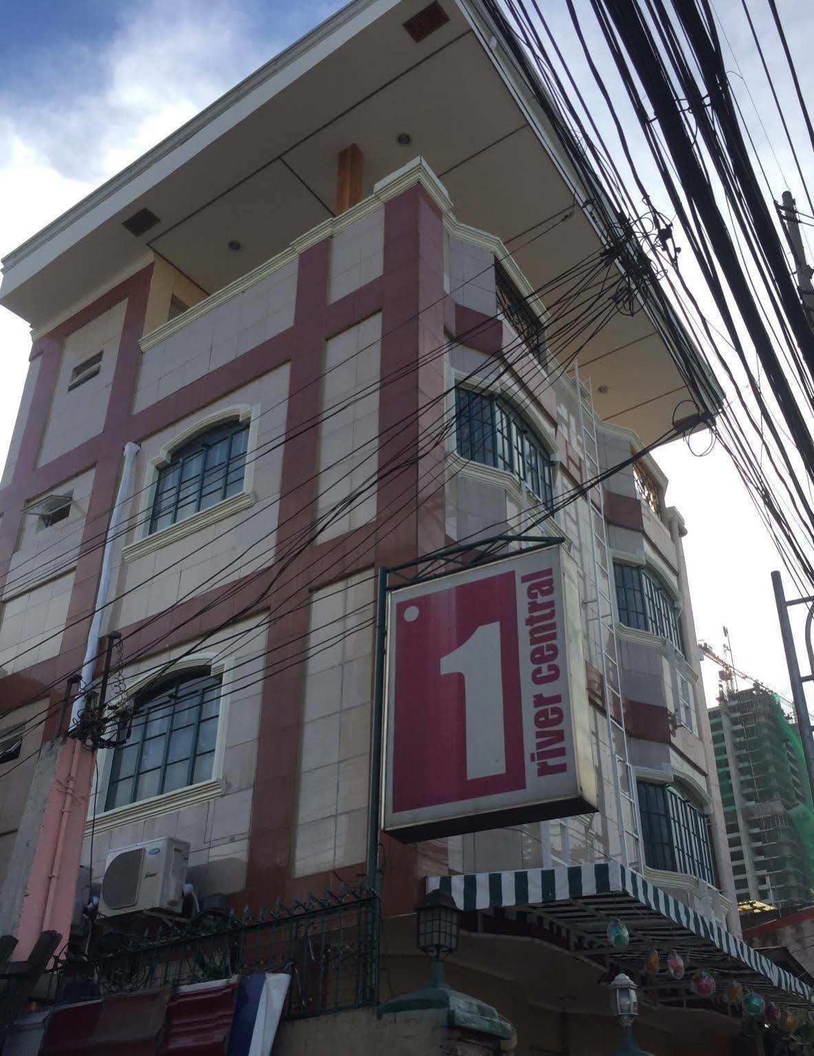 1 River Central Hostel Makati City Esterno foto